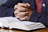 manos en posición en oración