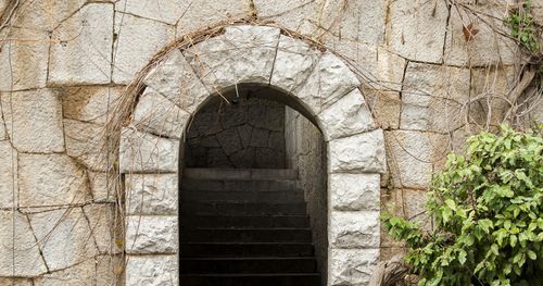 a stone arch with a keystone holding it in place