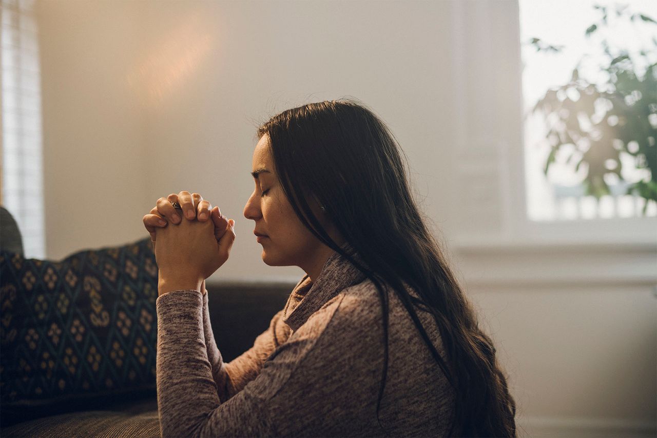 Una mujer orando y ayunando