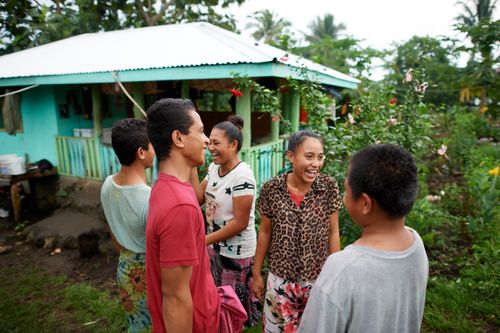 familia sonriendo y riéndose