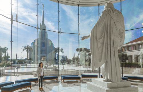 woman looking at Christus statue