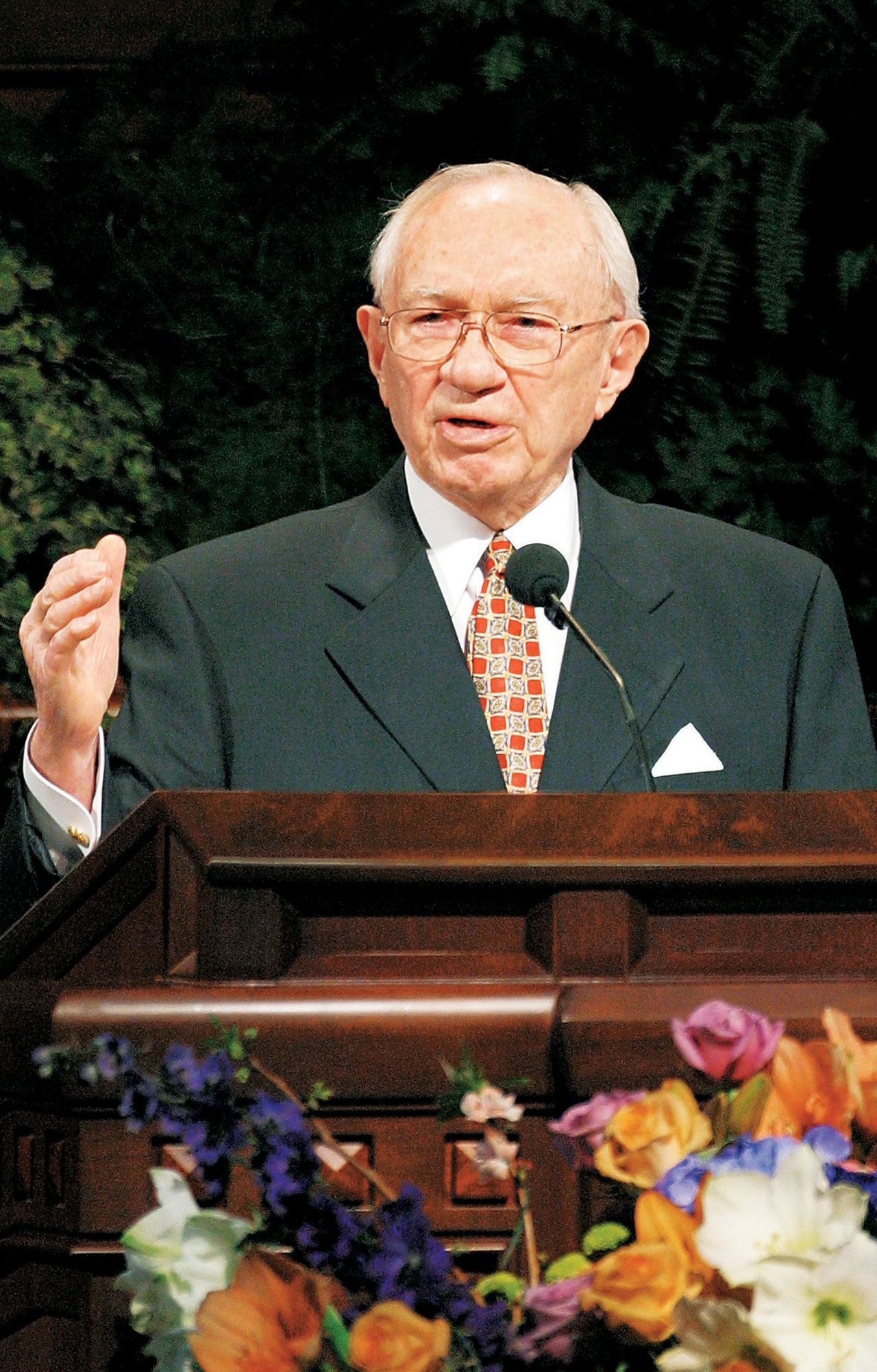 Gordon B. Hinckley speaking from the pulpit at General Conference.
