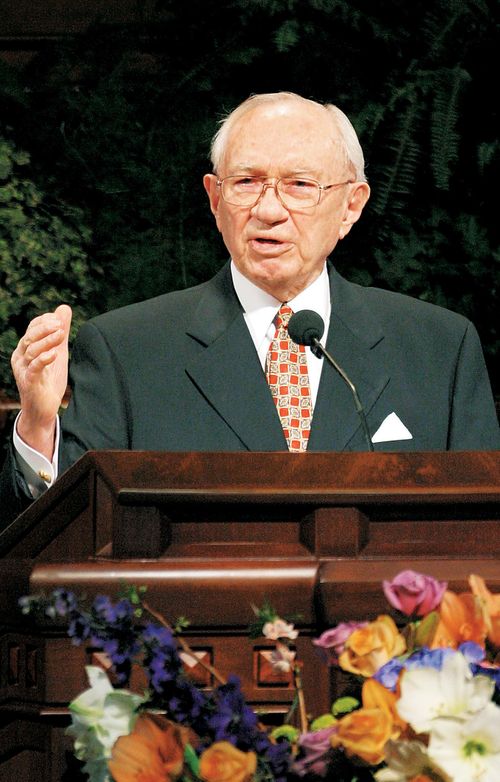 A close-up of Gordon B. Hinckley speaking from the pulpit at General Conference.