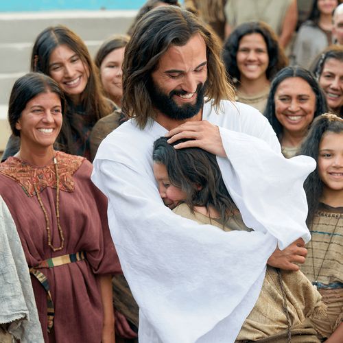 Jėzus Kristus apkabina merginą