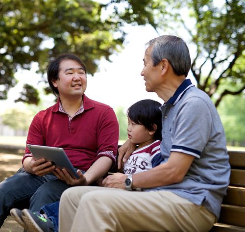 retrato de un abuelo, padre e hijo en el parque