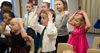 Crianças da Primária cantando enquanto fazem gestos com as mãos