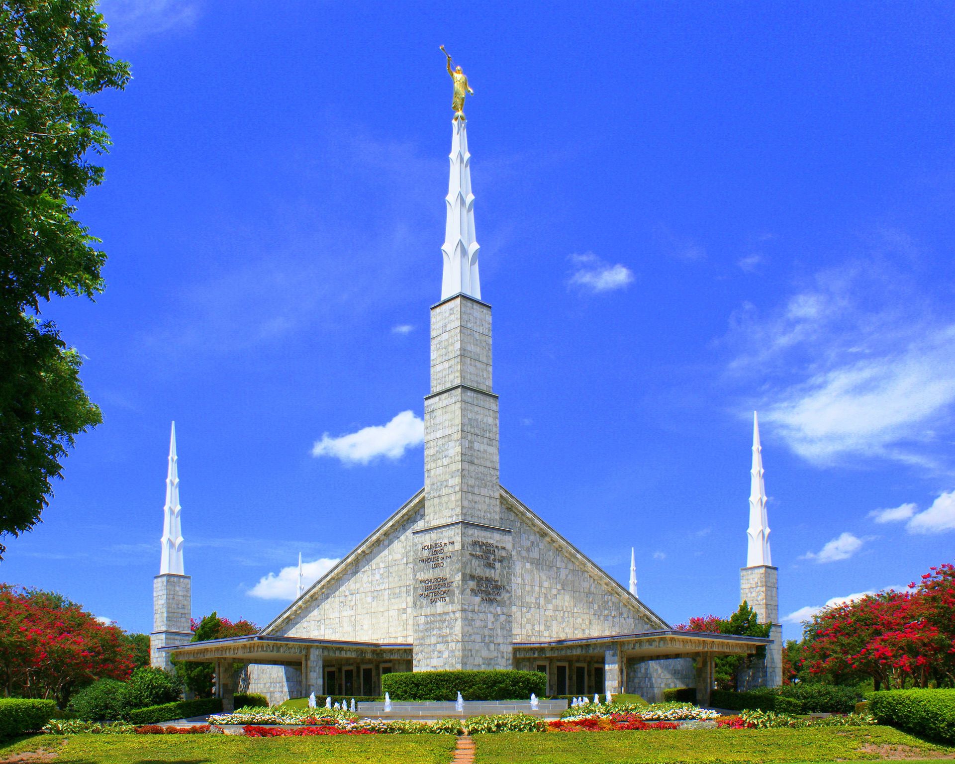 A view of the Dallas Texas Temple during the day.