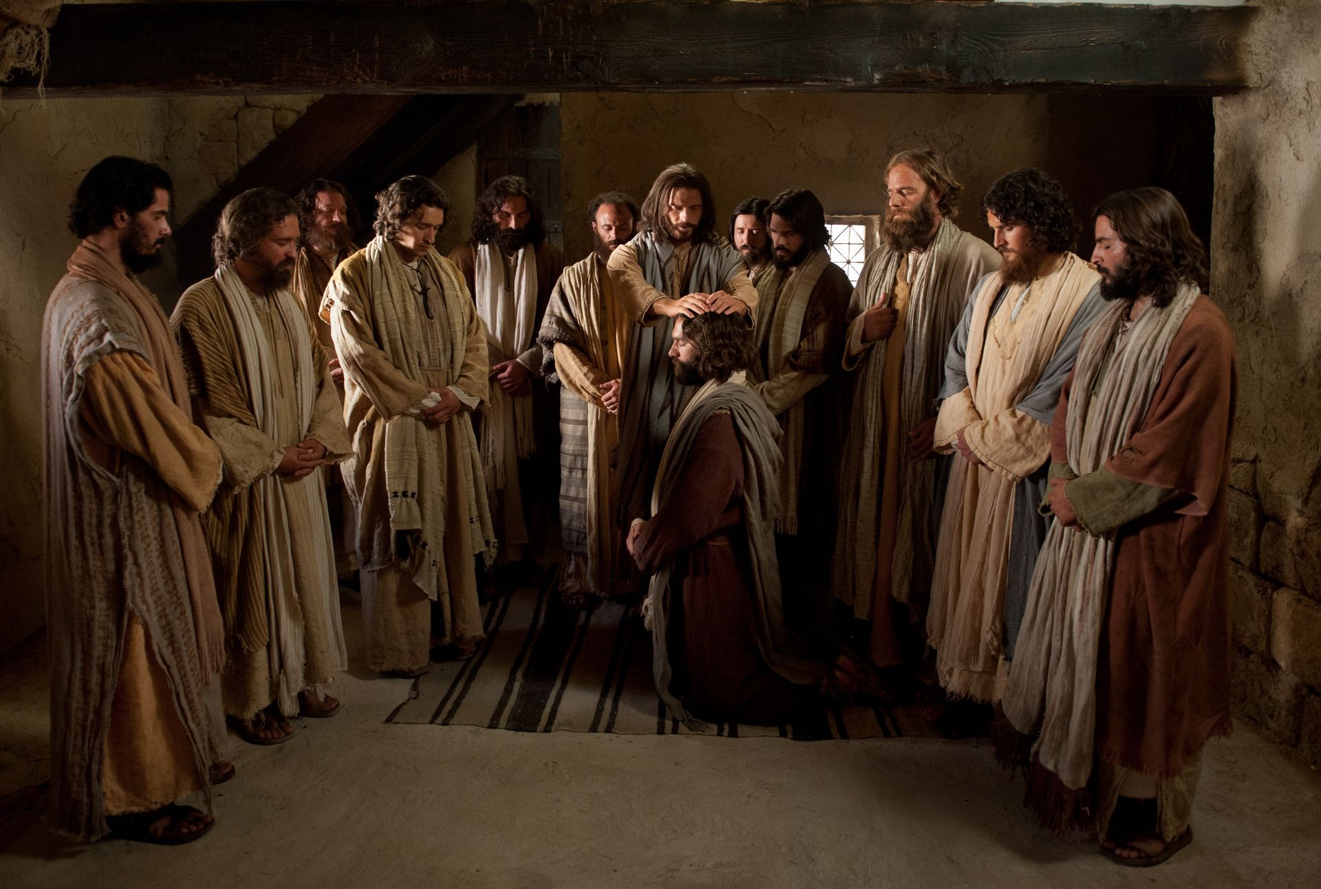 Cristo ordenando y apartando a Sus doce apóstoles.