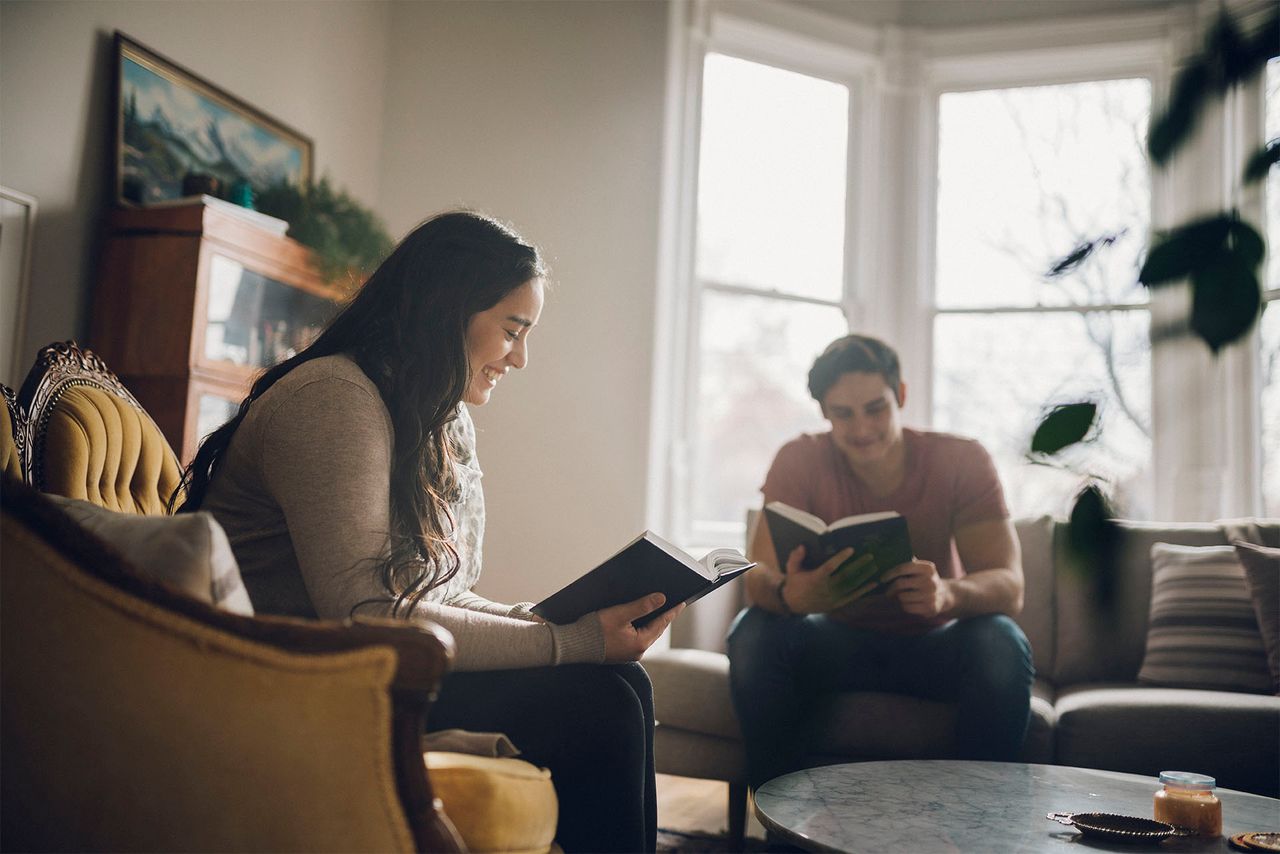 Ein junges Paar liest gemeinsam im Buch Mormon