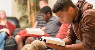 երիտասարդները միասին ուսումնասիրում և խոսում են սուրբ գրությունների միասին