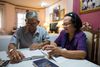 Una mujer y un hombre estudiando juntos