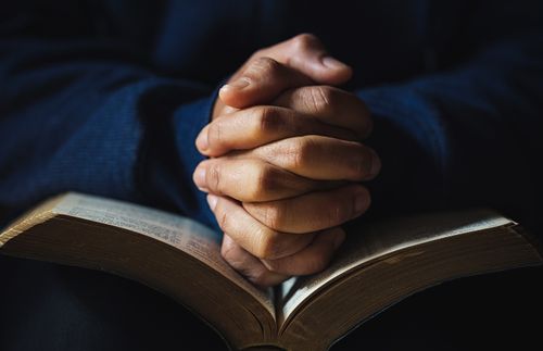 manos en posición de oración
