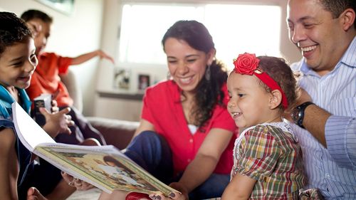 Eine Familie liest gemeinsam