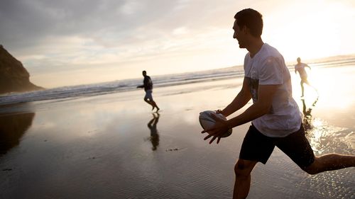 Leute spielen Fußball