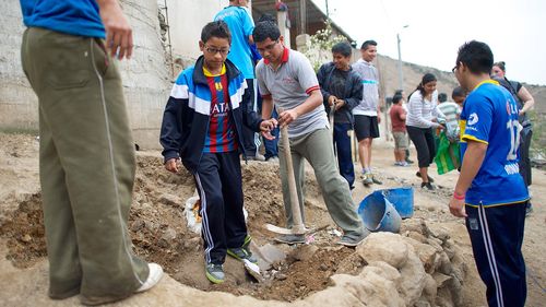 grupo escavando a terra