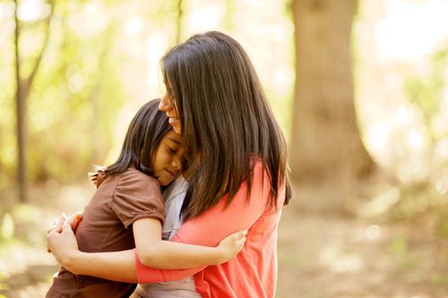 una madre abrazando a su hija