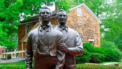 Joseph and Hyrum Smith statue at Carthage