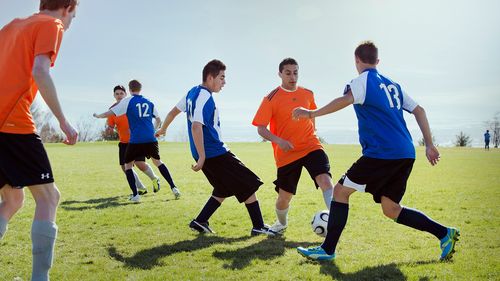 homens jogando futebol