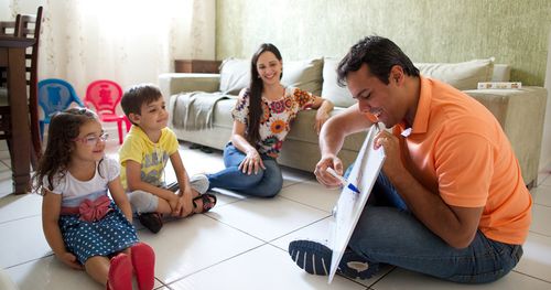 un père instruisant sa famille