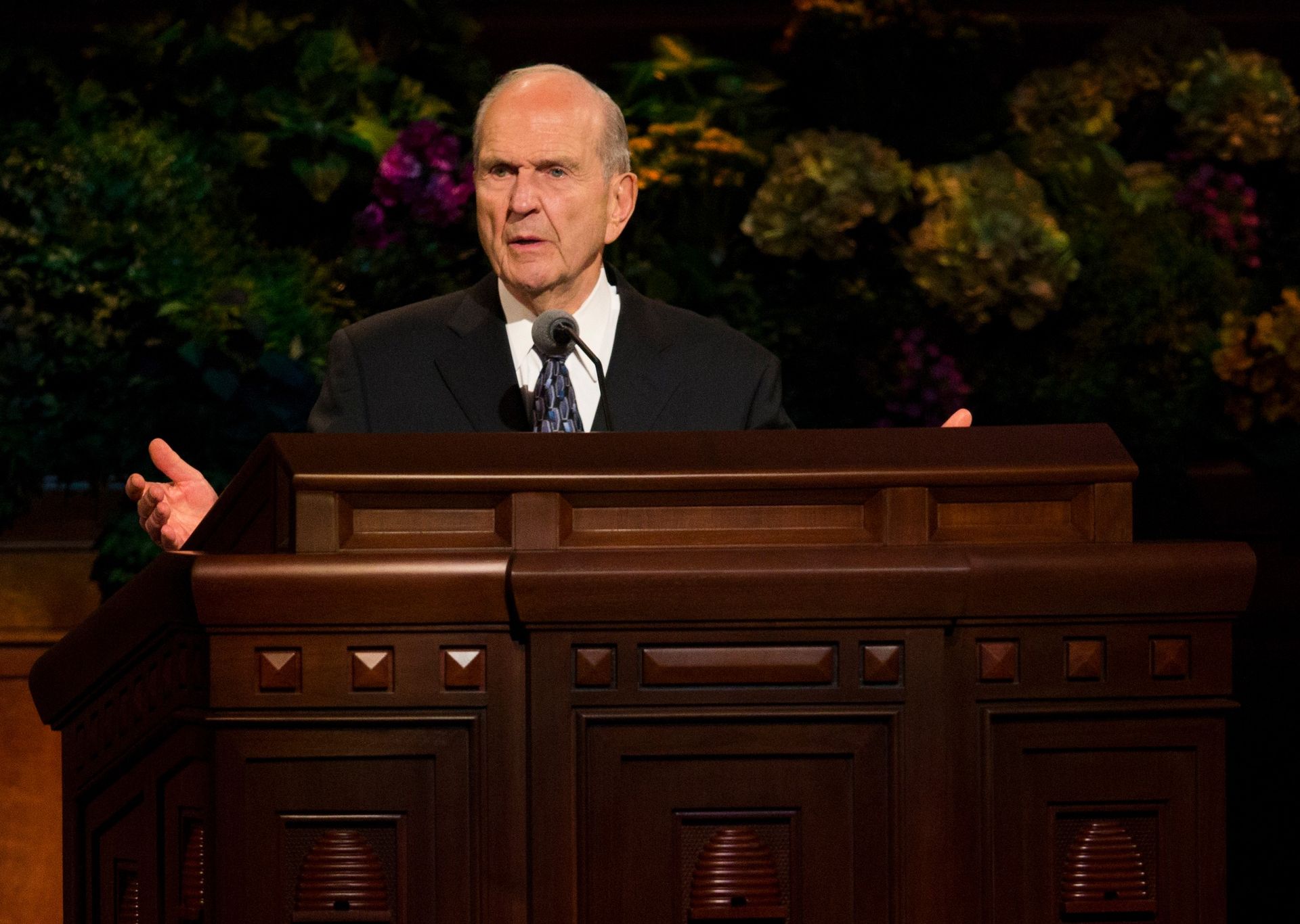 Russell M. Nelson speaking at the pulpit in general conference.