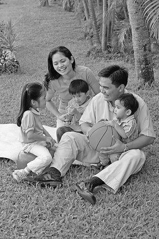 Une jeune famille en plein air