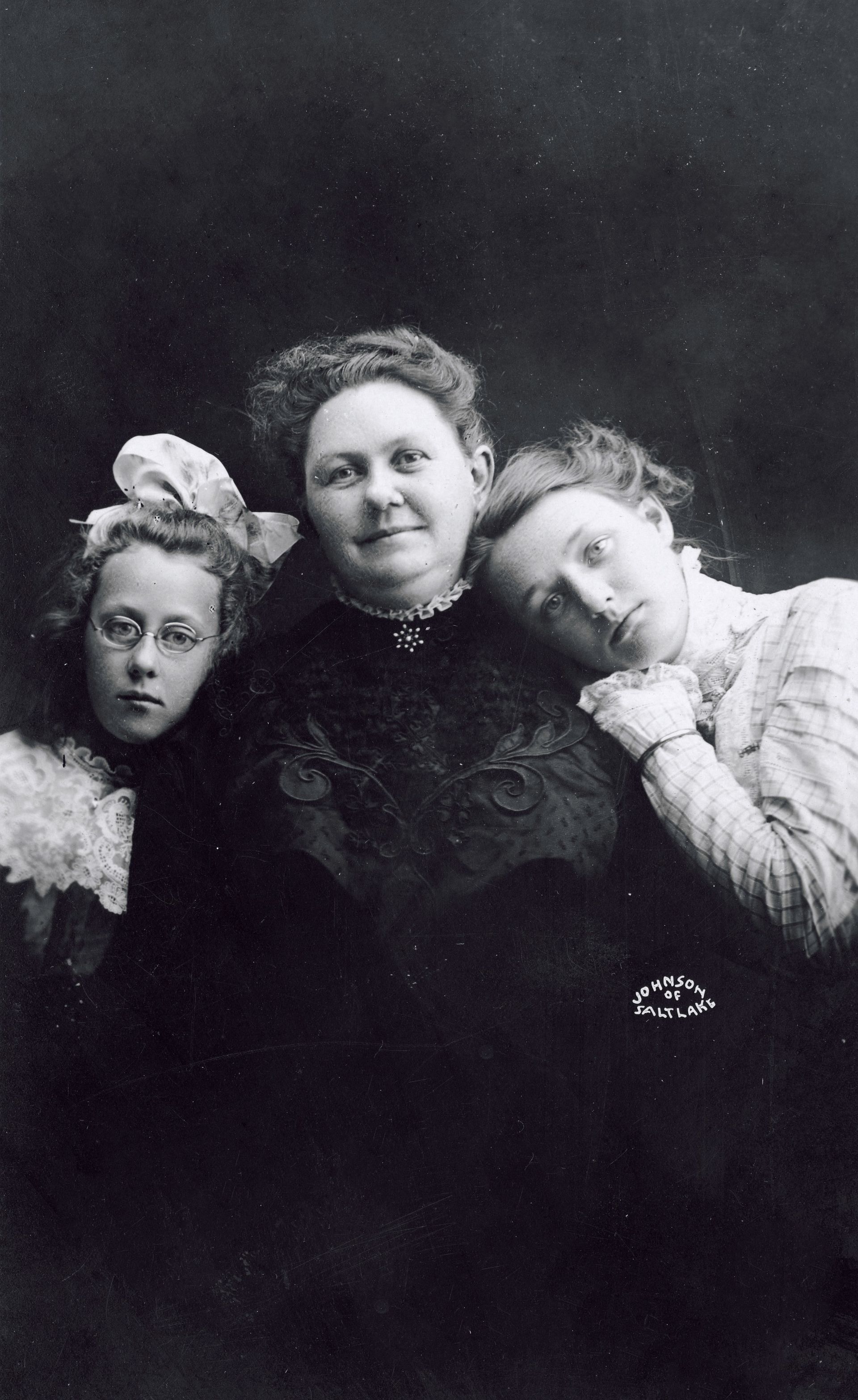 George Albert Smith’s wife, Lucy W. Smith, with their two daughters, Edith and Emily. Teachings of Presidents of the Church: George Albert Smith (2011), 234