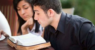 jongeren bestuderen de Schriften 