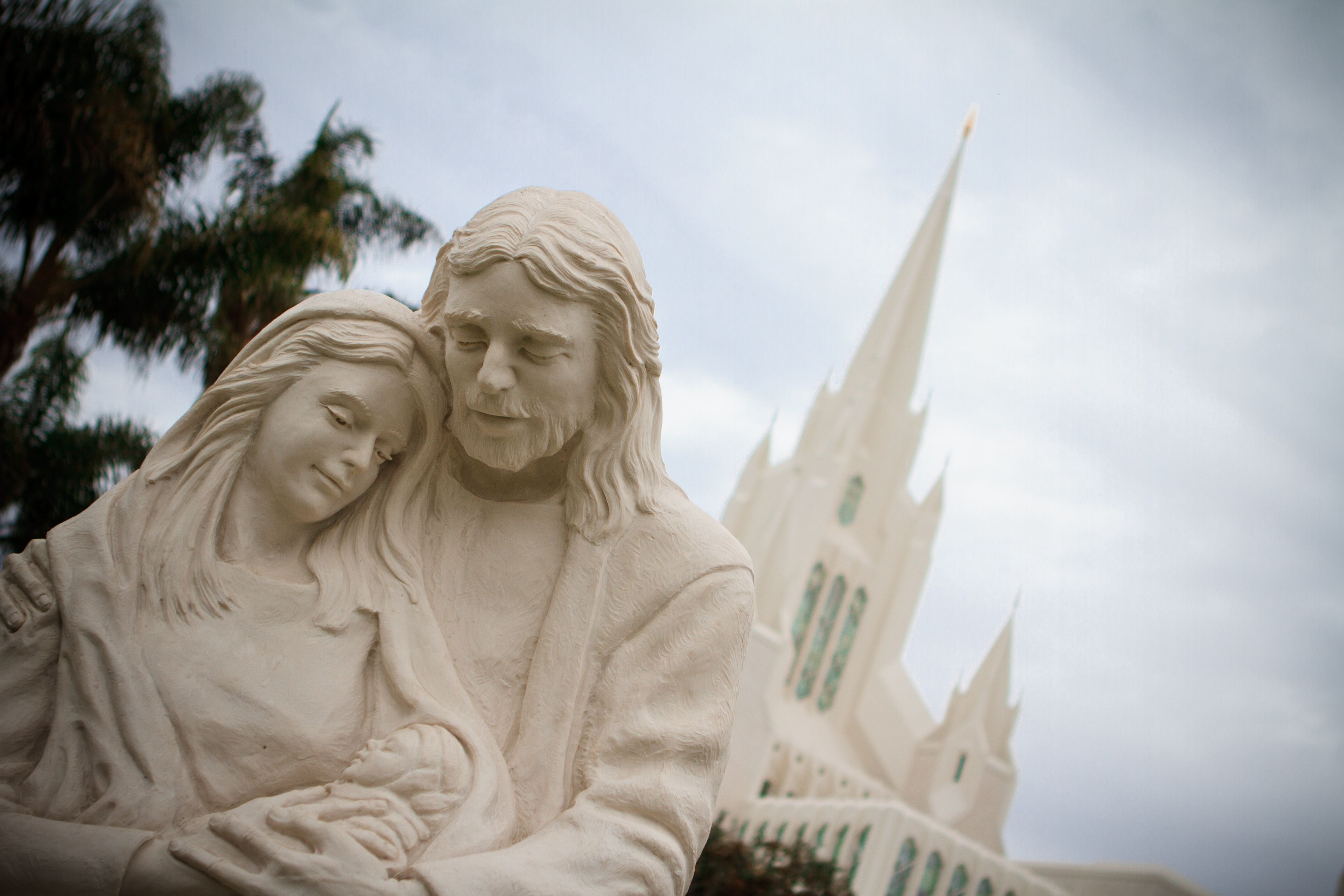 The white Nativity on the grounds of the San Diego California Temple.