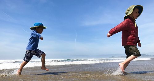 garçons courant sur une plage