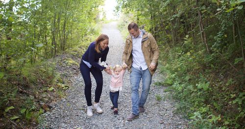 familie plimbându-se prin pădure