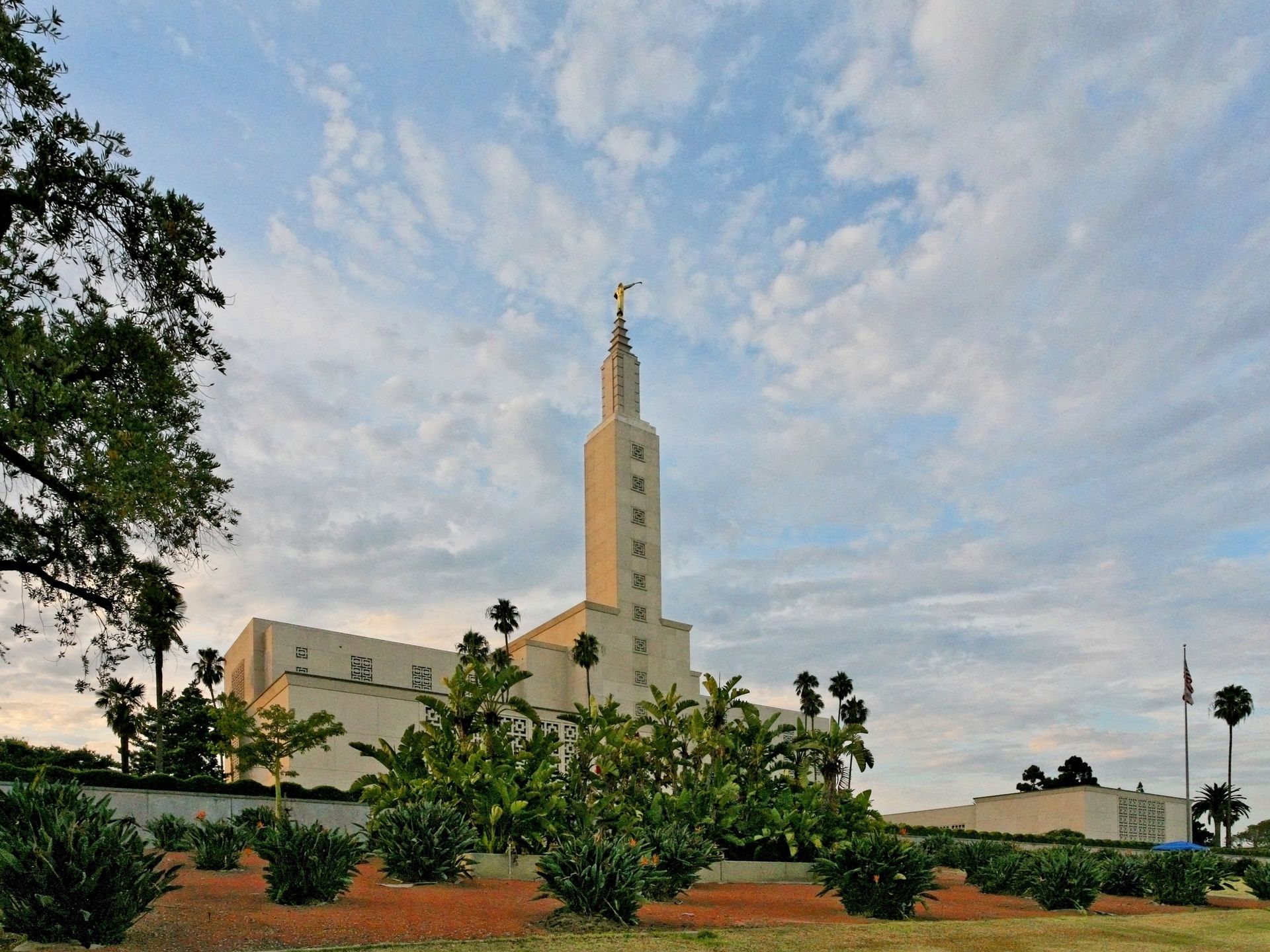 The Los Angeles California Temple exterior, including scenery.