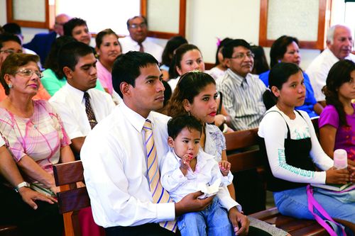 famílias na reunião sacramental