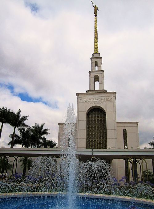 A fountain on the grounds of the São Paulo Brazil Temple, with a view of the spire and the angel Moroni on top in the background.