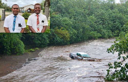 Pick-Up im Fluss, darin eingeblendet ein Bild von zwei Missionaren