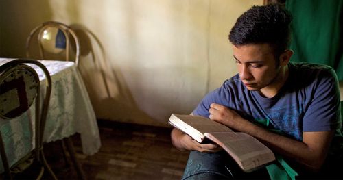 Un joven estudiando las Escrituras