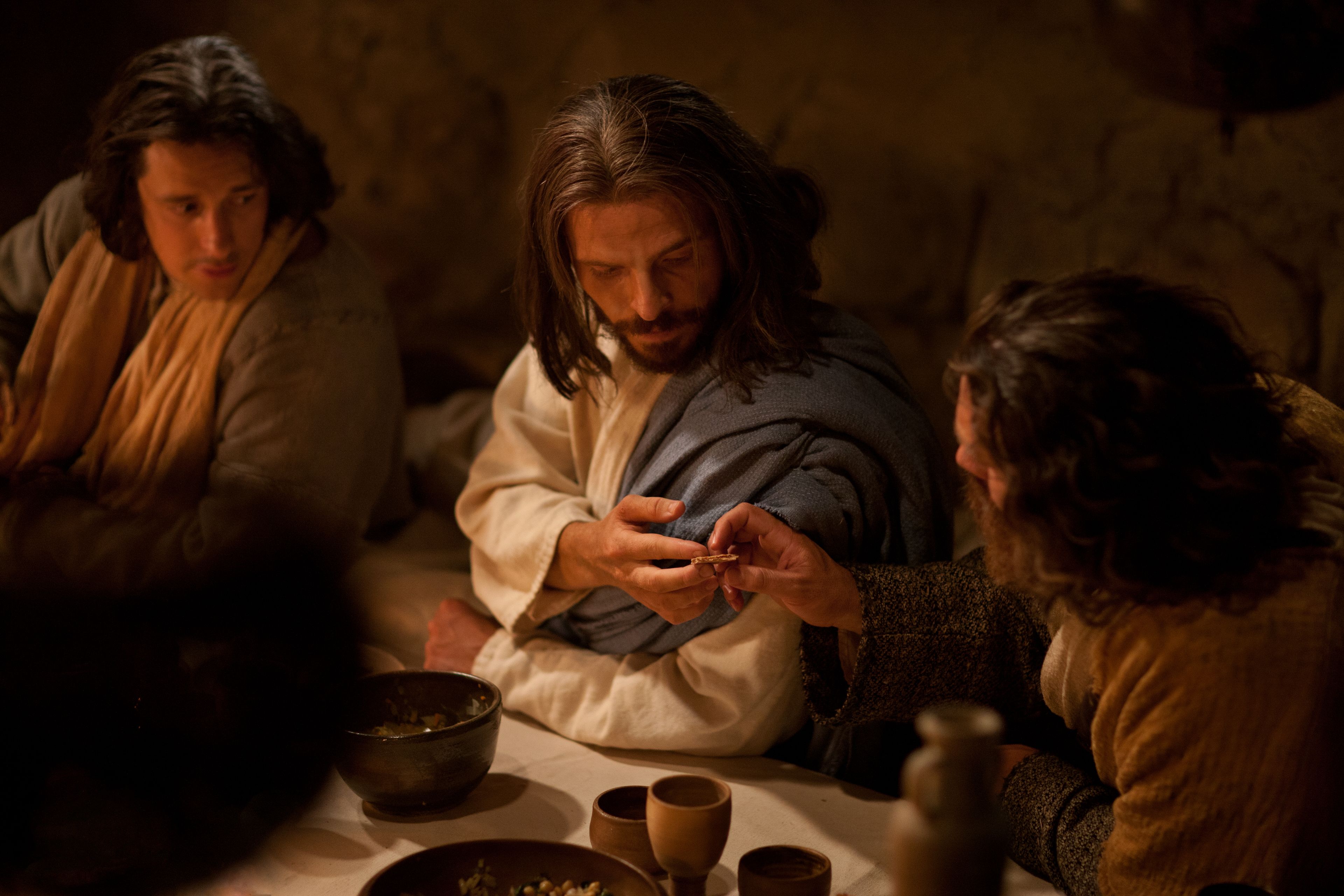 En la Última Cena, Cristo bendice y reparte la Santa Cena a Sus apóstoles, diciéndoles que la tomen en memoria de Él.