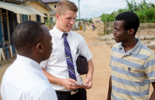 missionário falando com dois homens