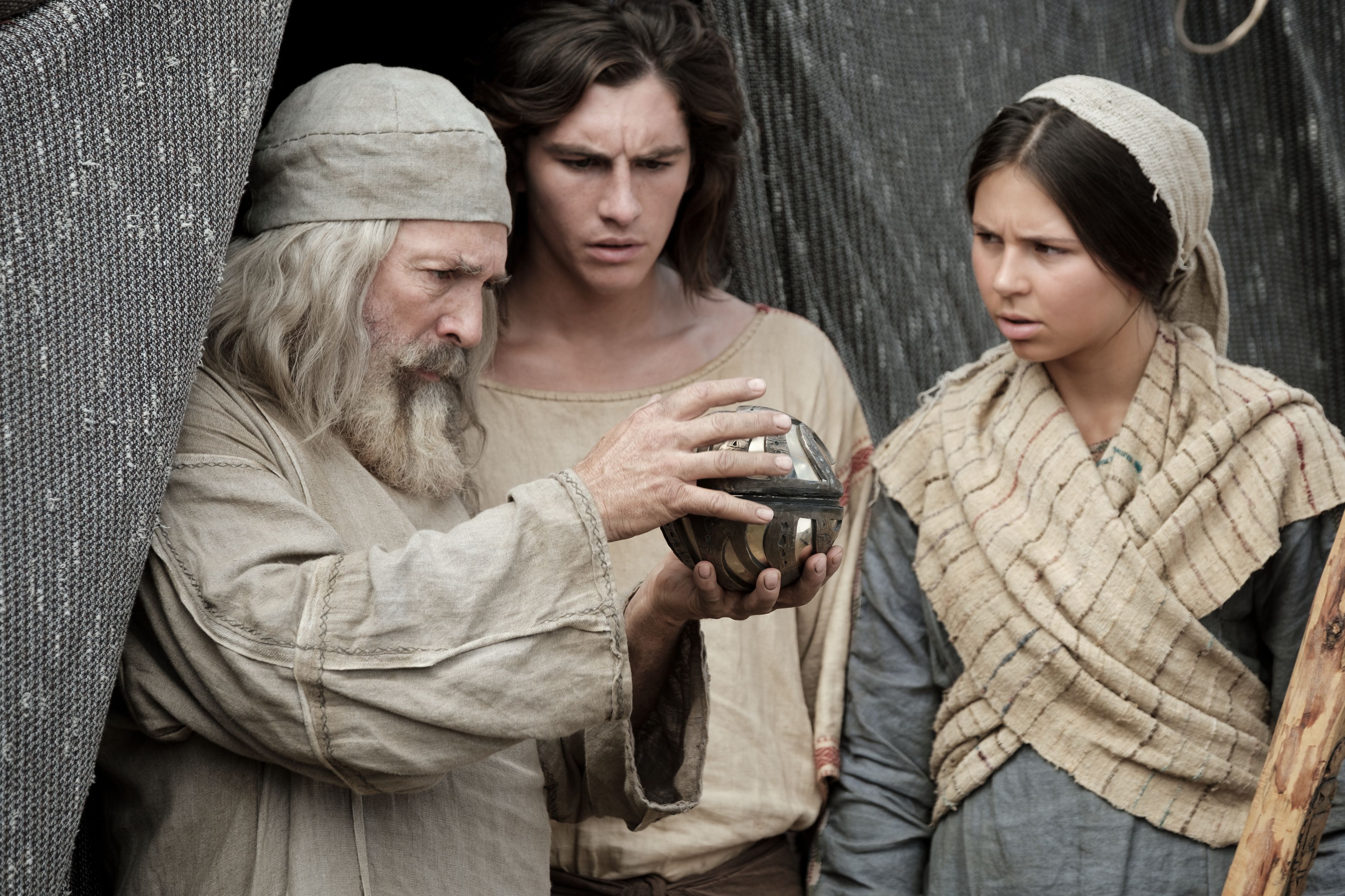 Lehi shows the Liahona to Nephi and his wife.