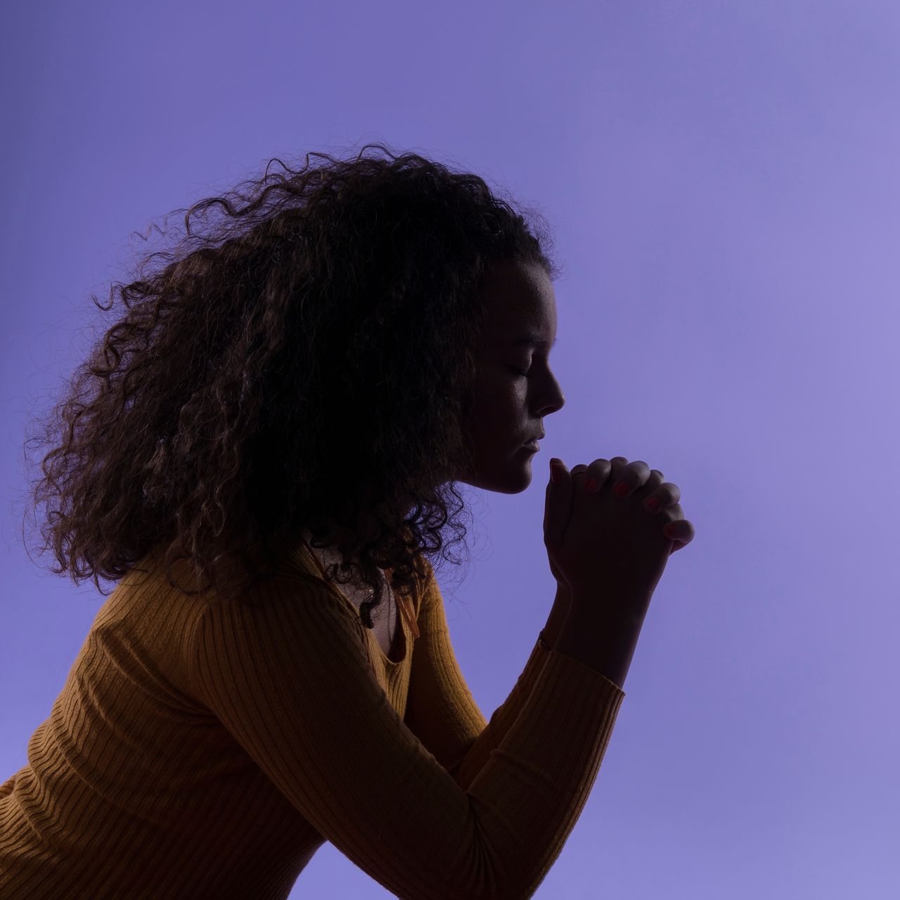 Una mujer ora con sinceridad a Dios