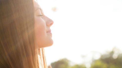 jeune fille le visage baigné de soleil