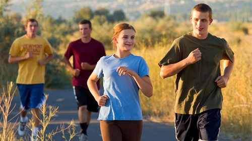 jeunes faisant de l’exercice