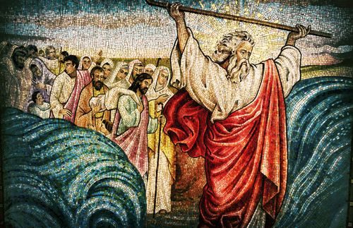 Moïse et les Israélites traversant la mer Rouge