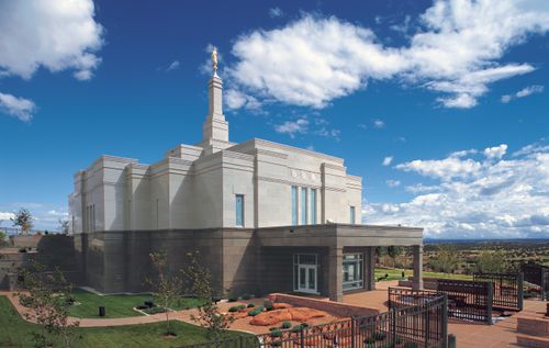 The entire Snowflake Arizona Temple in daytime, with a view of the grounds and fountain and a partial view of the valley below.