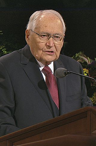 Elder L. Tom Perry speaking from the pulpit during the Saturday afternoon session of general conference, October 2014.