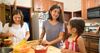 Madre e hijas cocinando