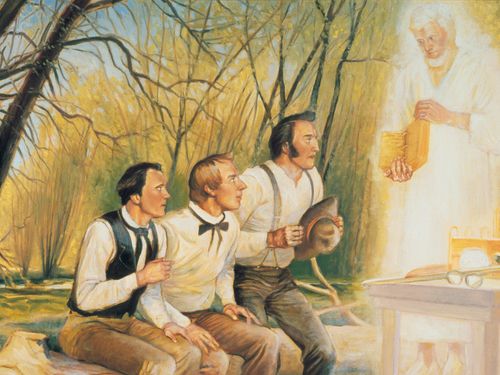 El ángel Moroni muestra las planchas de oro a José Smith, Oliver Cowdery y David Whitmer.