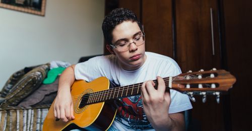 rapaz tocando violão