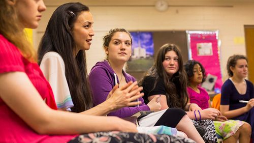 mujeres jóvenes en clase