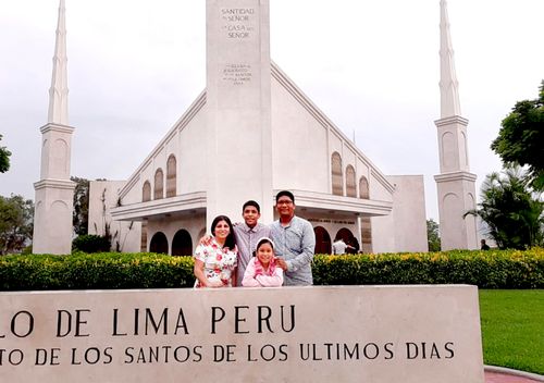 Família em frente ao Templo de Lima Peru