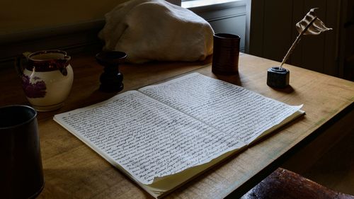 El manuscrito del Libro de Mormón sobre una mesa